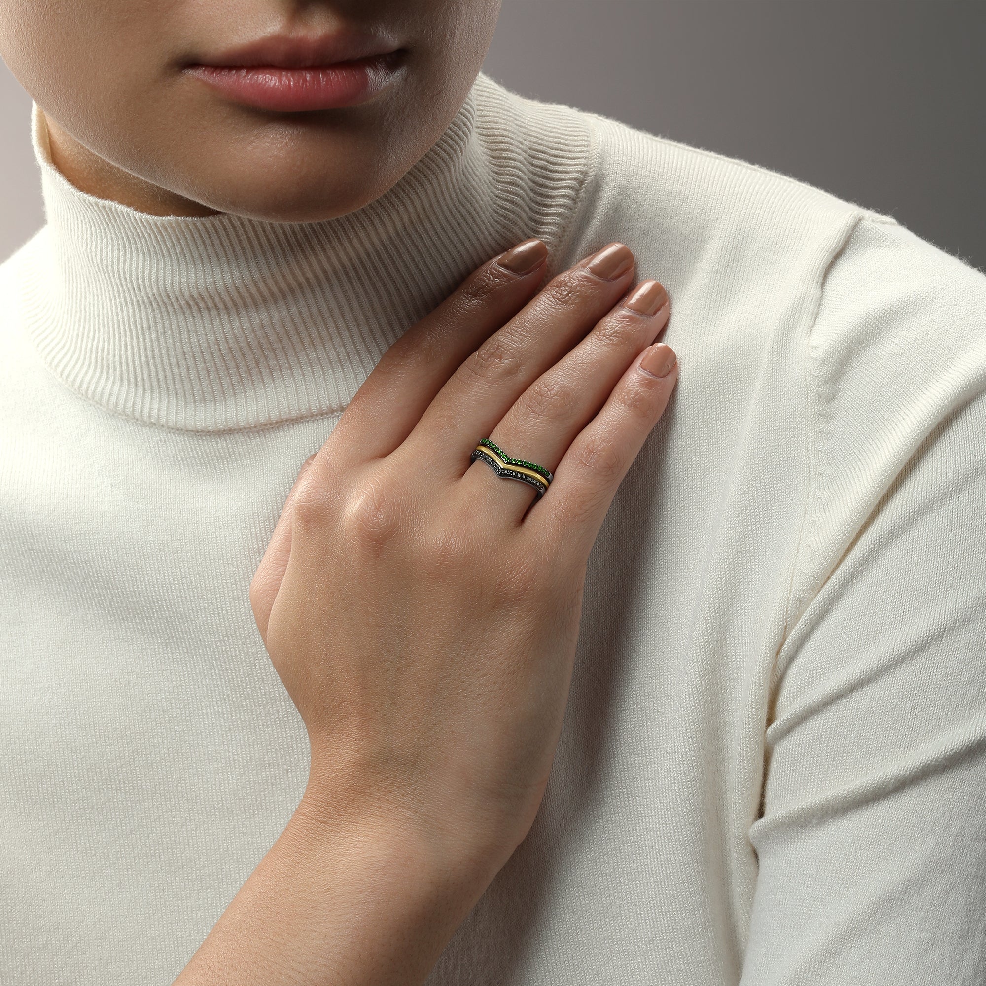 LIGHT X DARK WOMEN'S RING                                   1/6 CT.TW. Black Diamonds and chrome diopside Silver and 10K Yellow Gold - Image 2