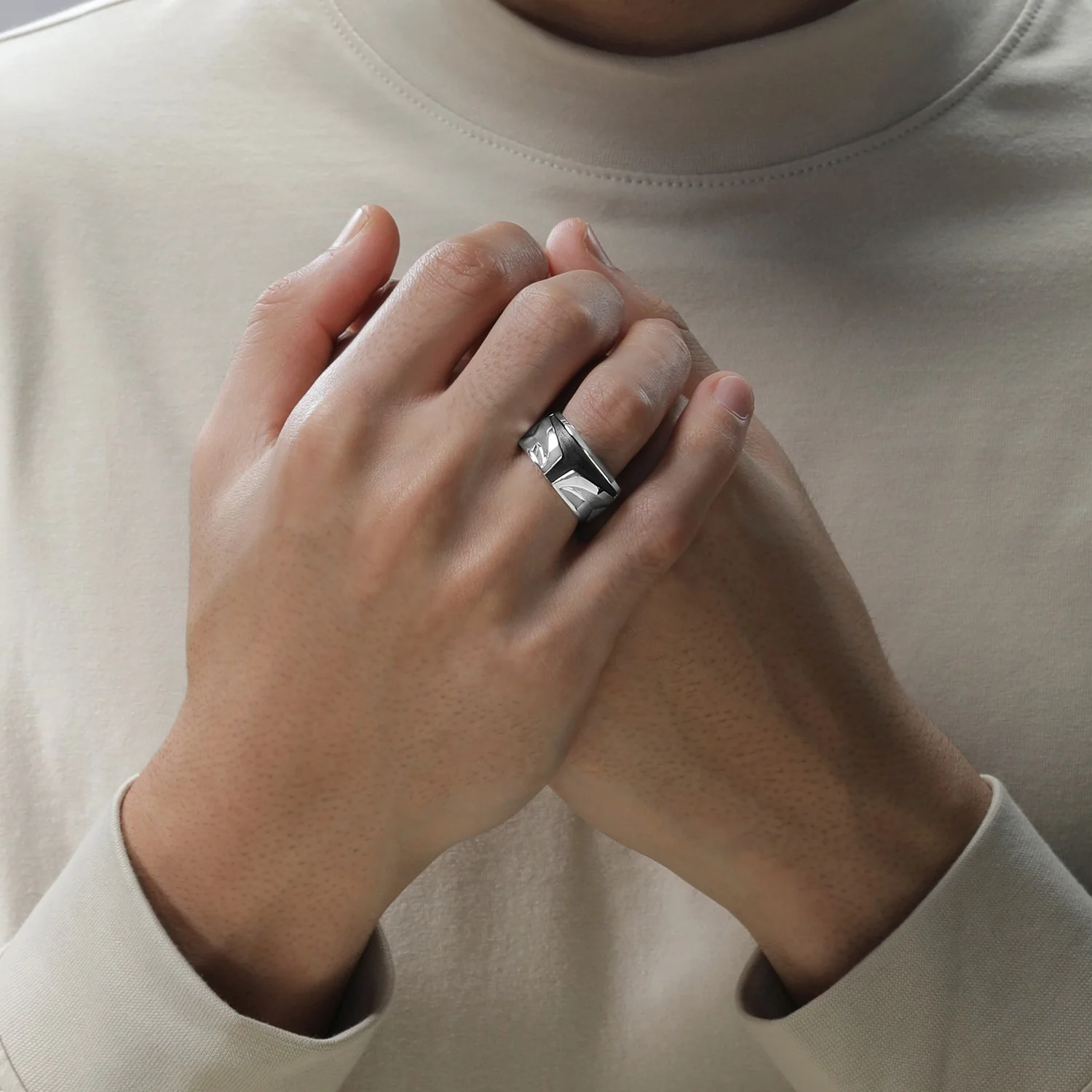 THE MANDALORIAN™ MEN'S RING Silver and Black Rhodium - Image 2